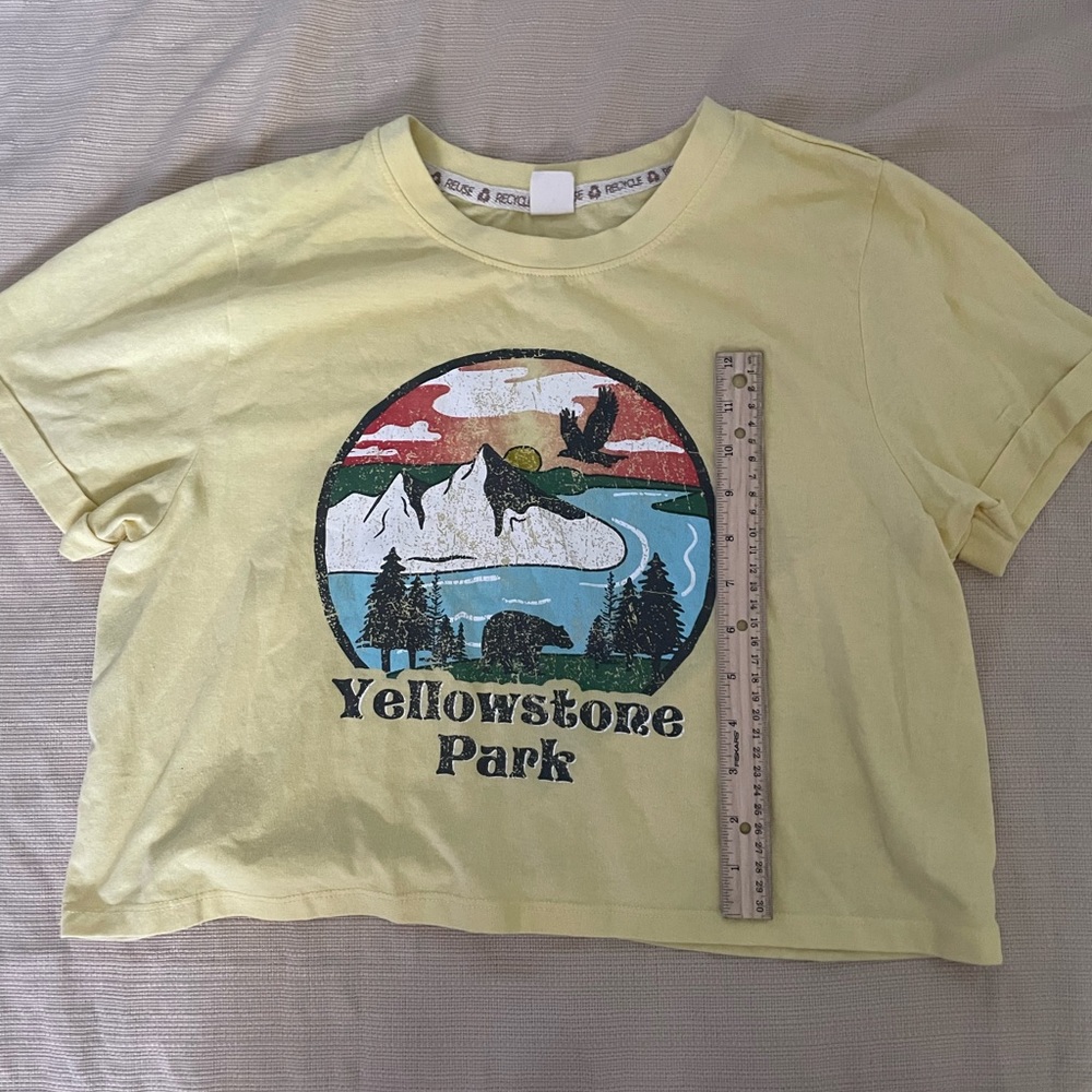 Unknown brand! Size S or M in women’s! Yellow stone graphic tee!